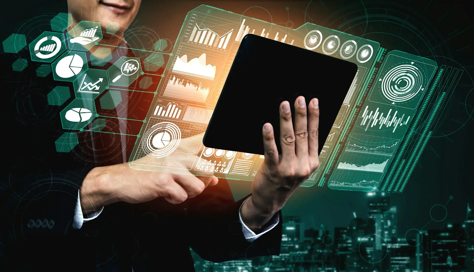 Geschäftsmann hält ein Tablet mit virtuellen Daten-Diagrammen und Sicherheits-Dashboards vor nächtlicher Skyline